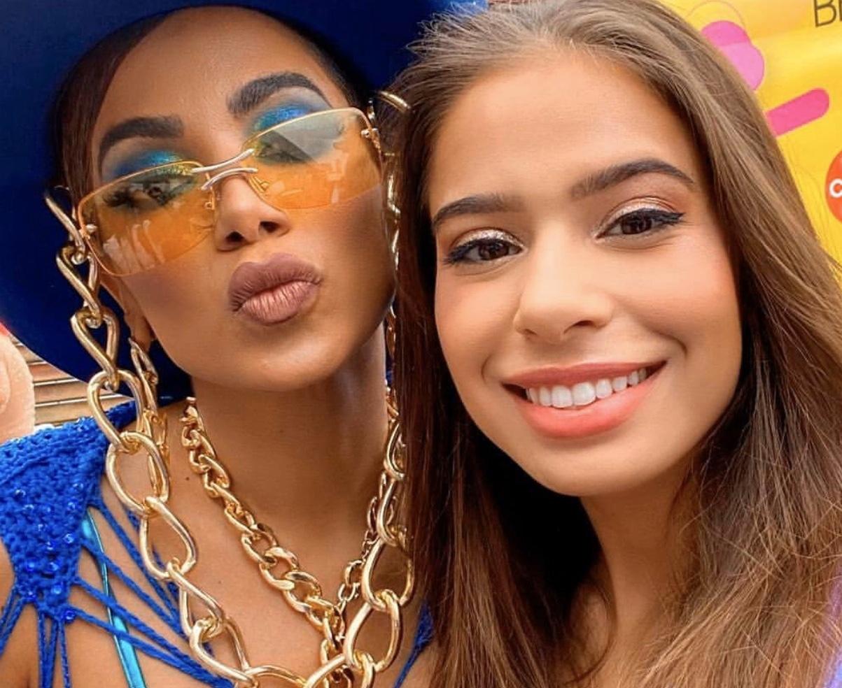 Emilia Pedersen conhece Anitta em plena comemoração de seu aniversário no Rio