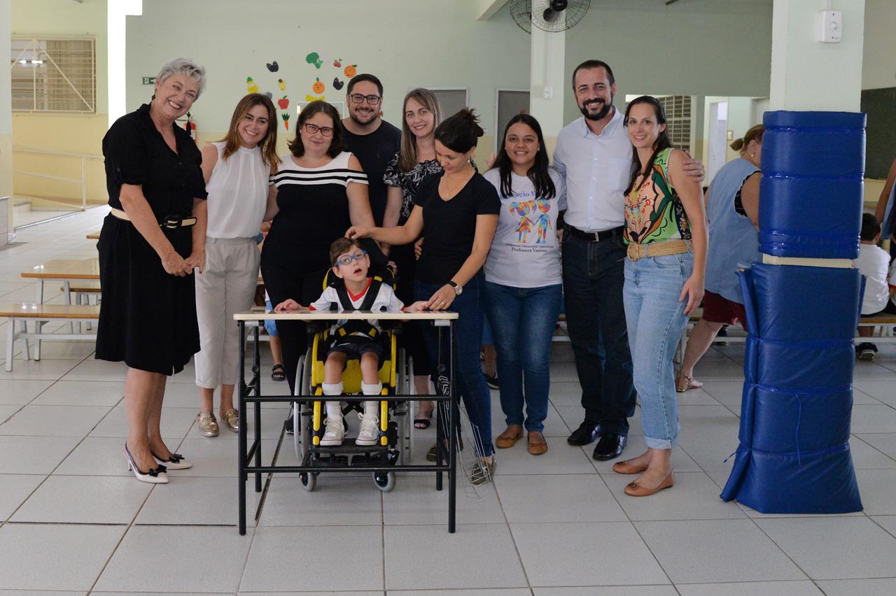 Mesas adaptadas vão auxiliar alunos com deficiência