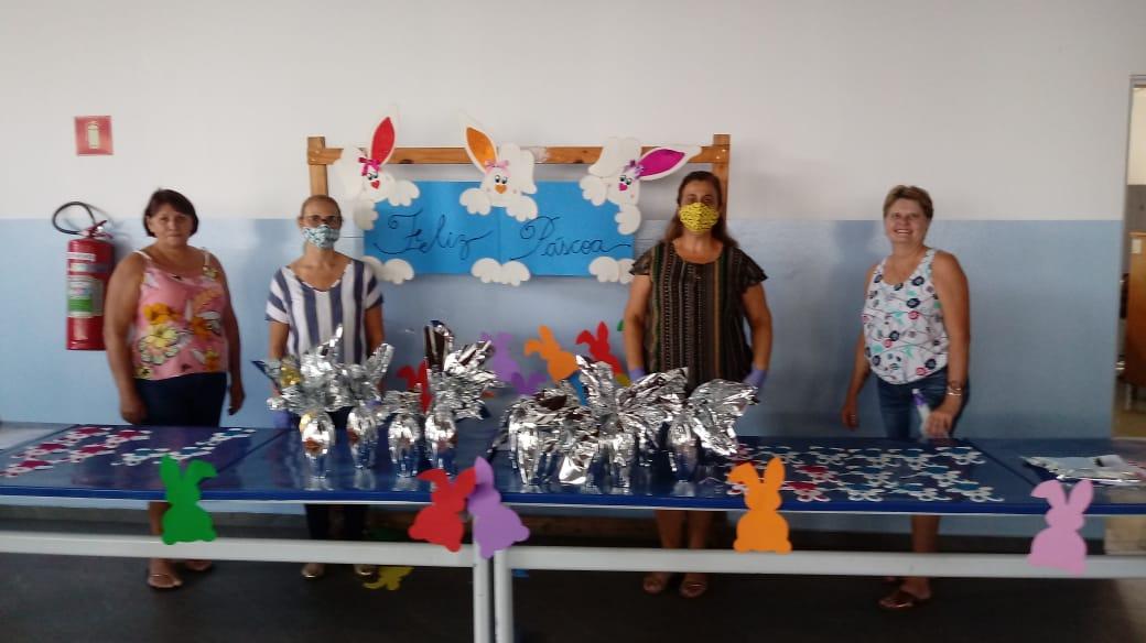 Seguindo orientações da Saúde, Prefeitura entrega 6 mil ovos de páscoa para alunos e idosos