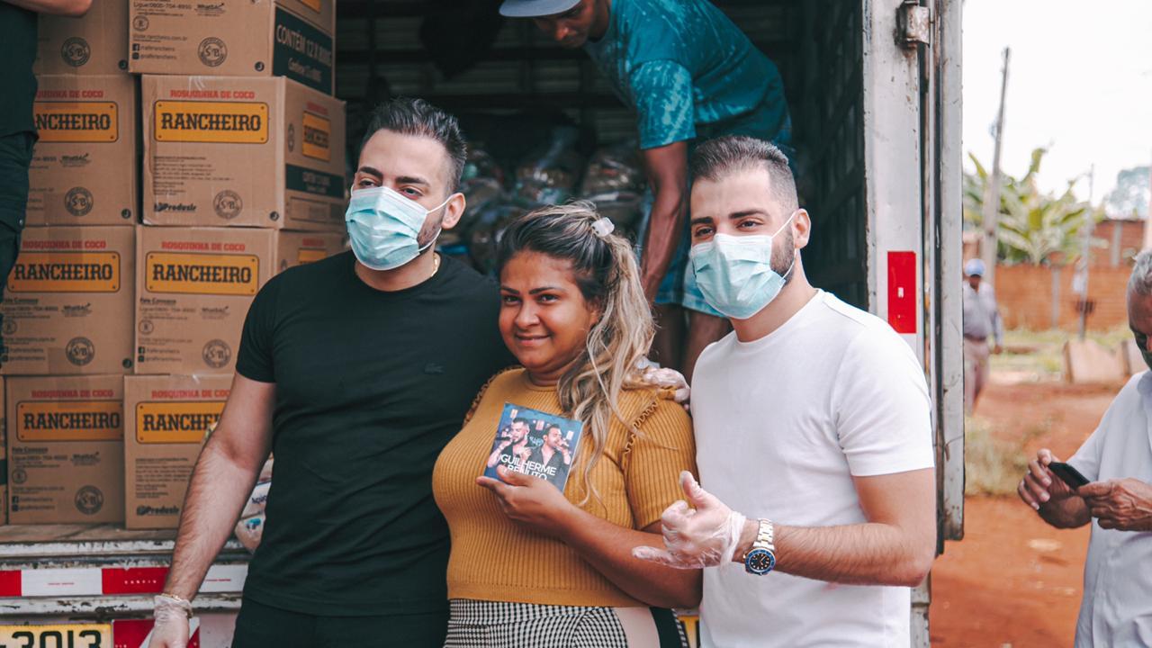 Guilherme & Benuto distribuem cinco toneladas de alimentos arrecadados em live