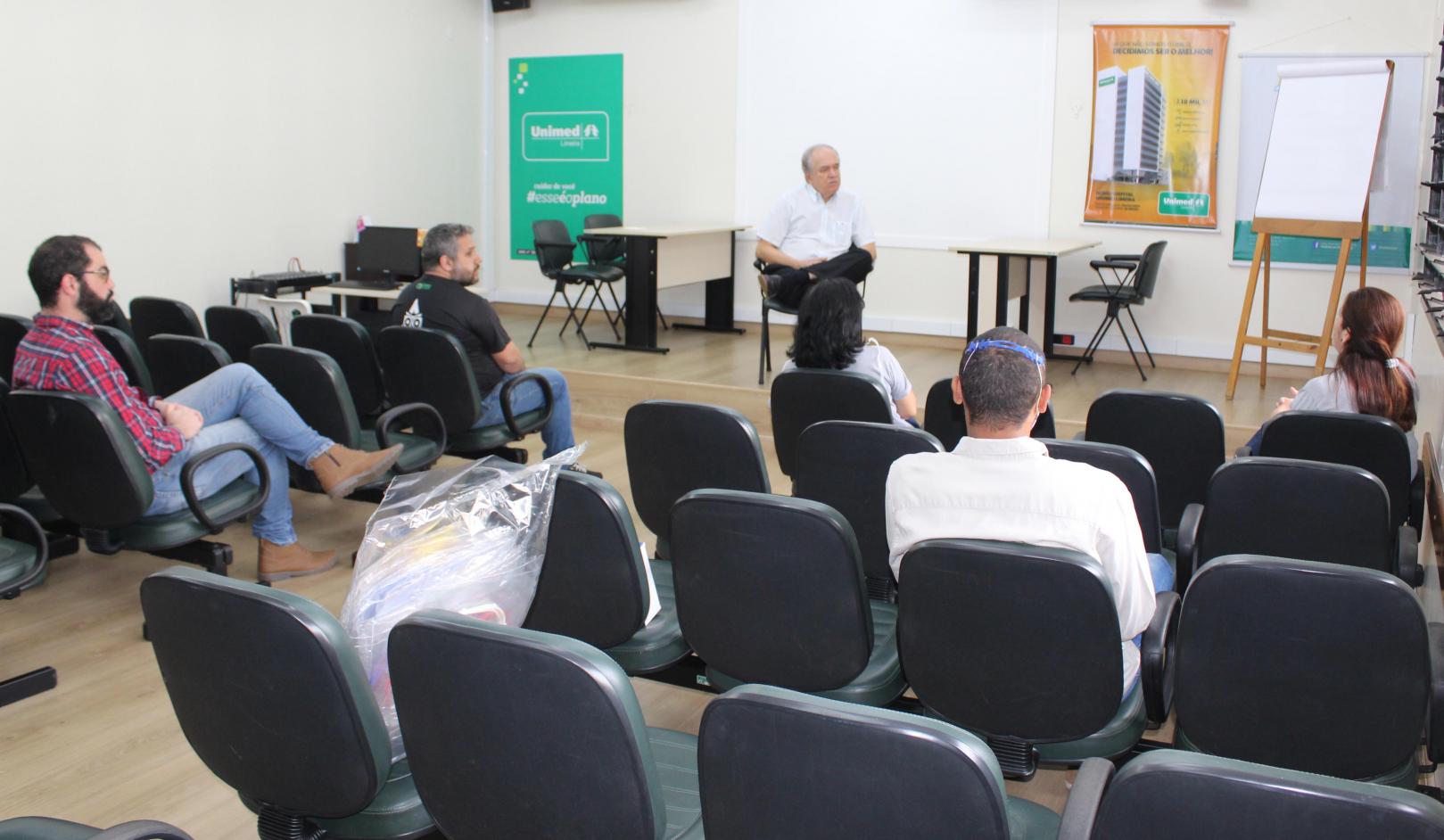 Voluntários doam protetores faciais ao Hospital Unimed Limeira