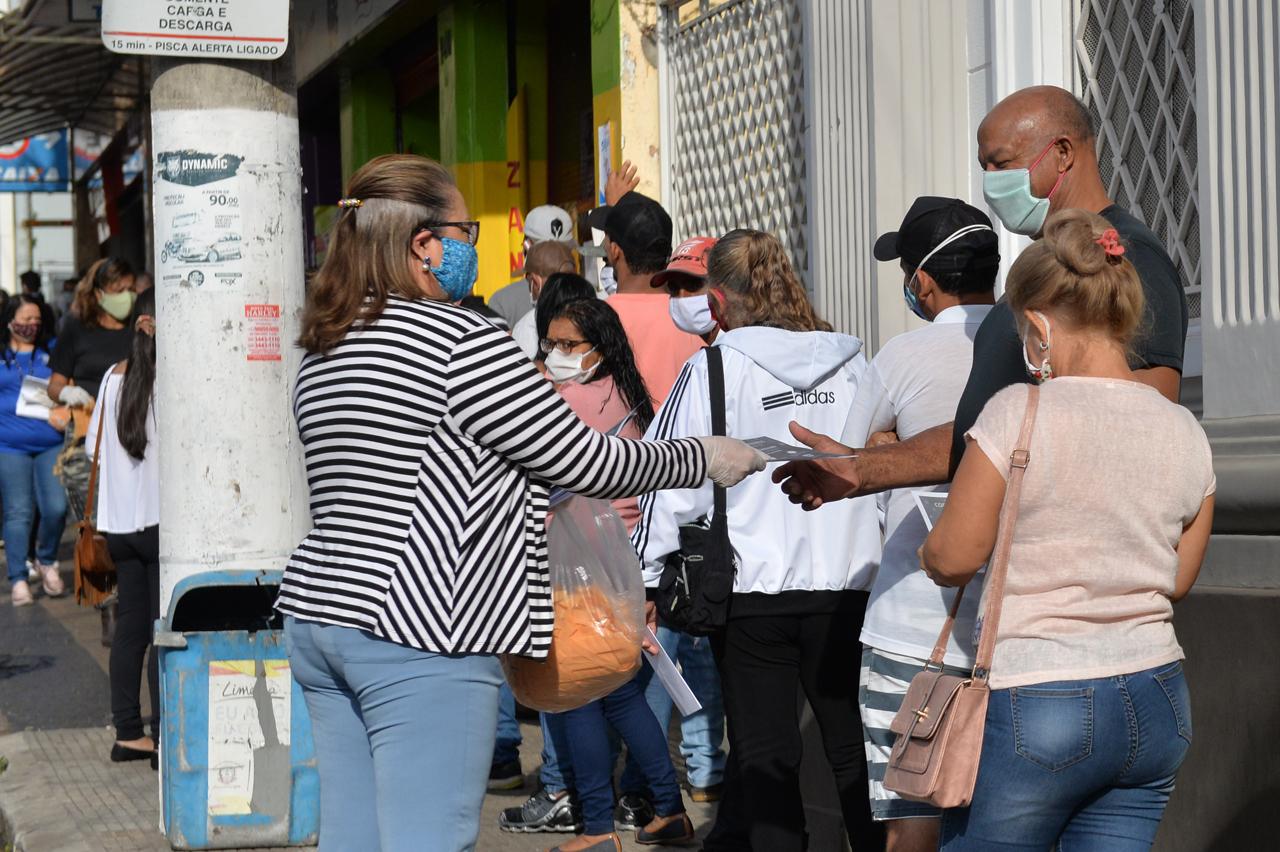 Ceprosom entrega máscaras em bancos e locais públicos de Limeira