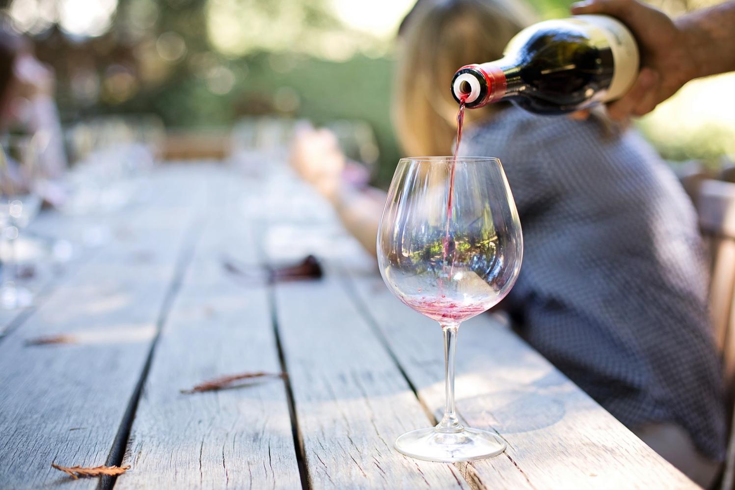 Venda online de bebidas alcoólicas cresce 93,9% durante a pandemia, aponta Compre&Confie