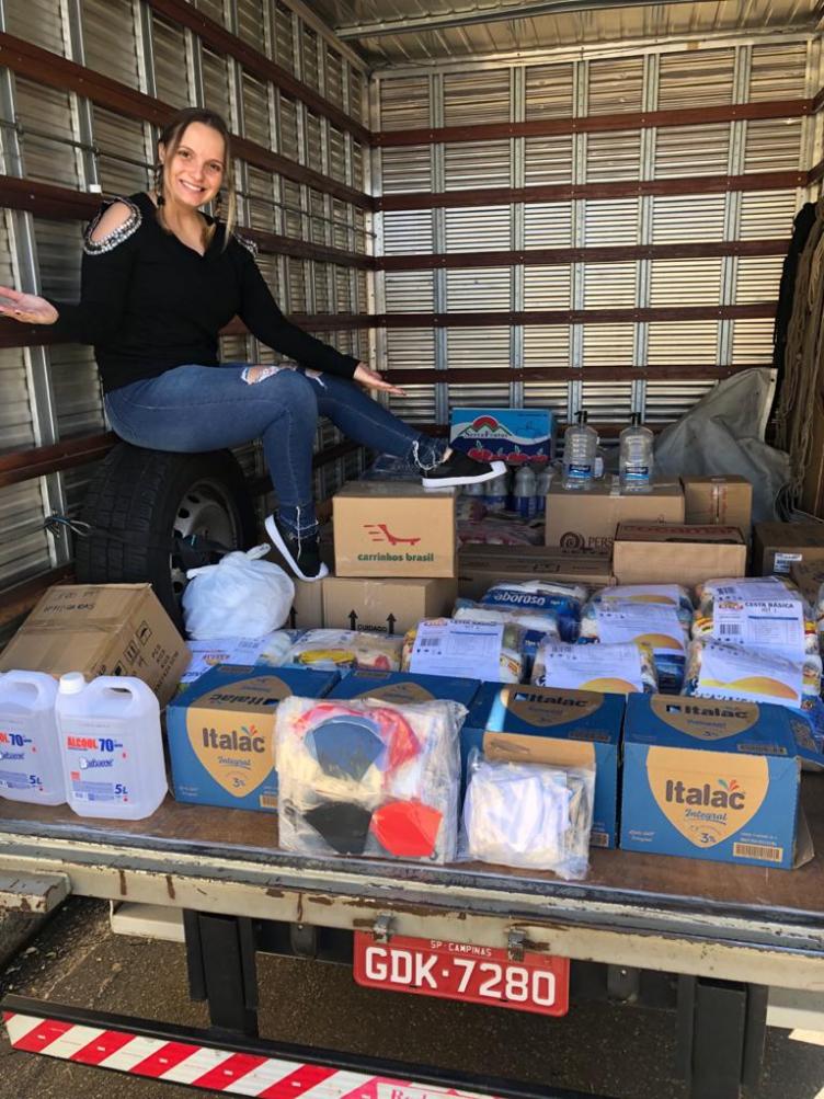 Emy Maziero arrecada uma tonelada de alimentos para doações em sua primeira live