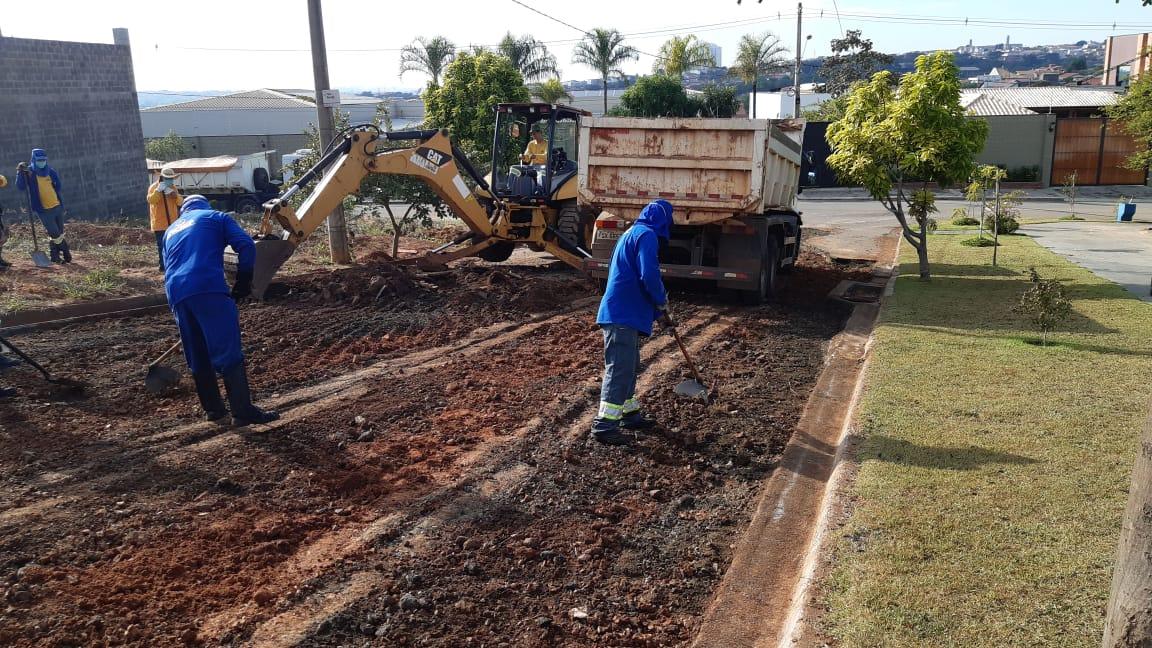 Via do Residencial Vale das Flores em Limeira recebe manutenção