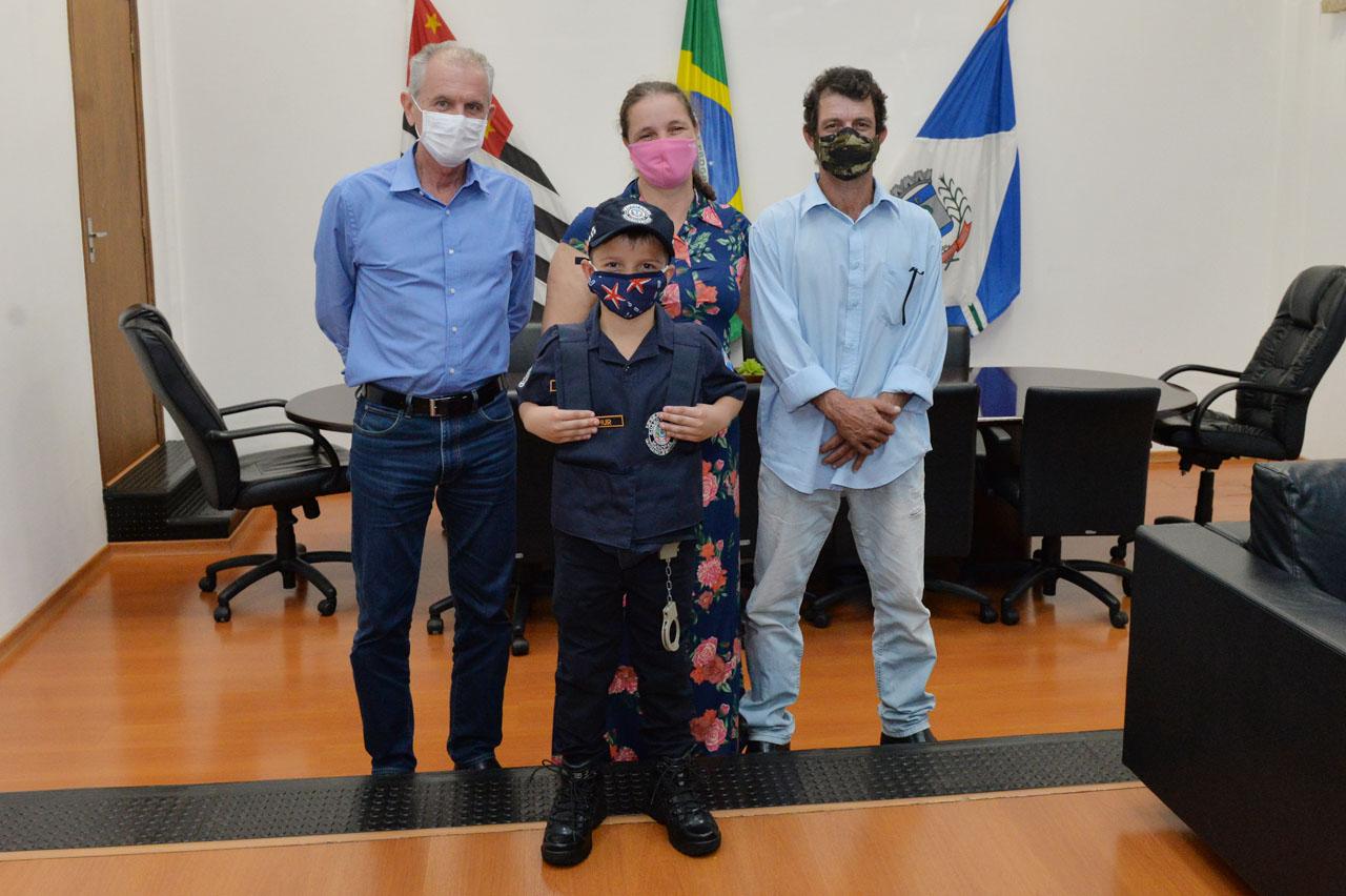 Menino de 8 anos ganha farda da GCM de Limeira