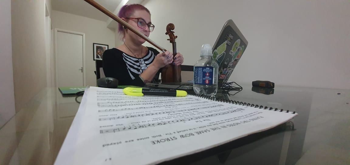 Na pandemia, aulas online da Cultura são improvisadas até com caixas de ovos