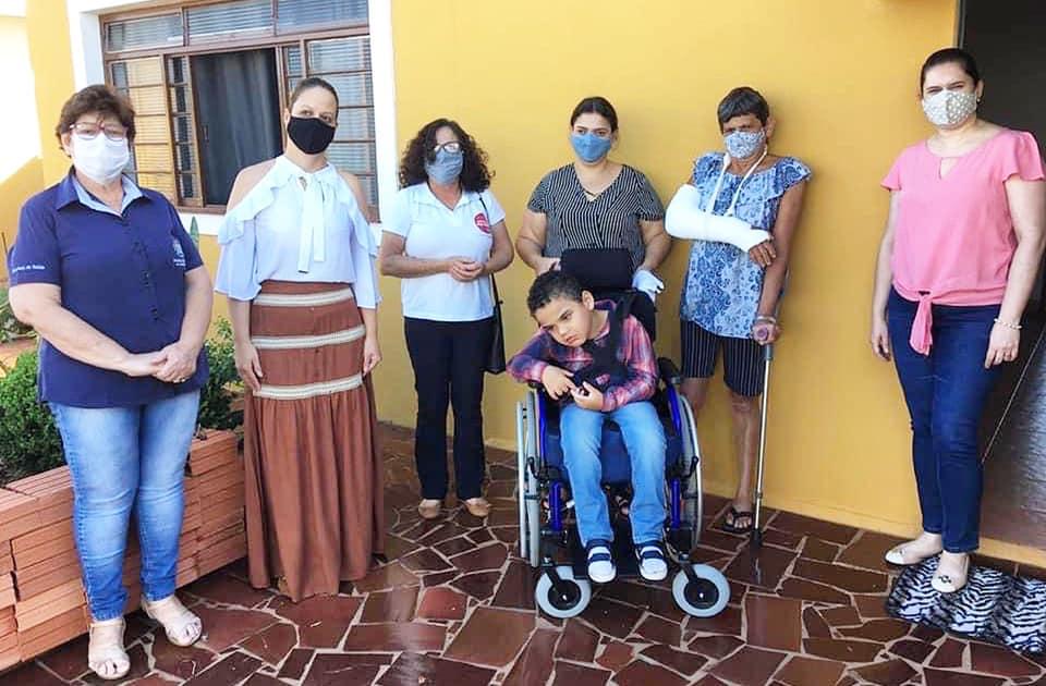 Fundo Social de Solidariedade de Cordeirópolis entrega cadeira de rodas para Bruno