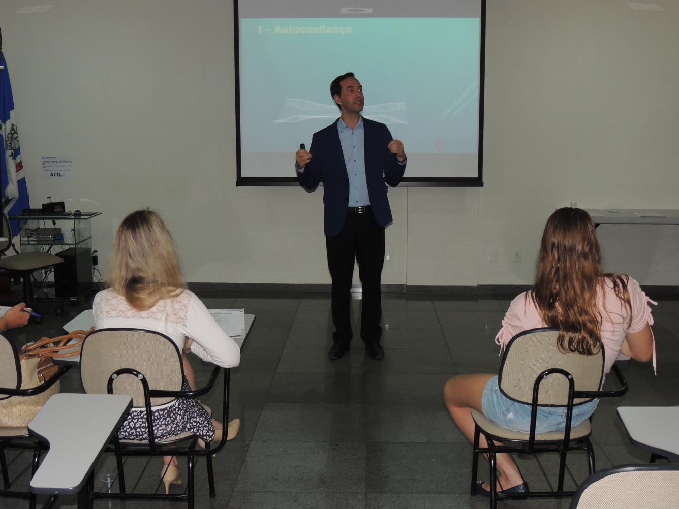 Dínamus Comunicação ministra treinamento online para quem deseja se comunicar melhor