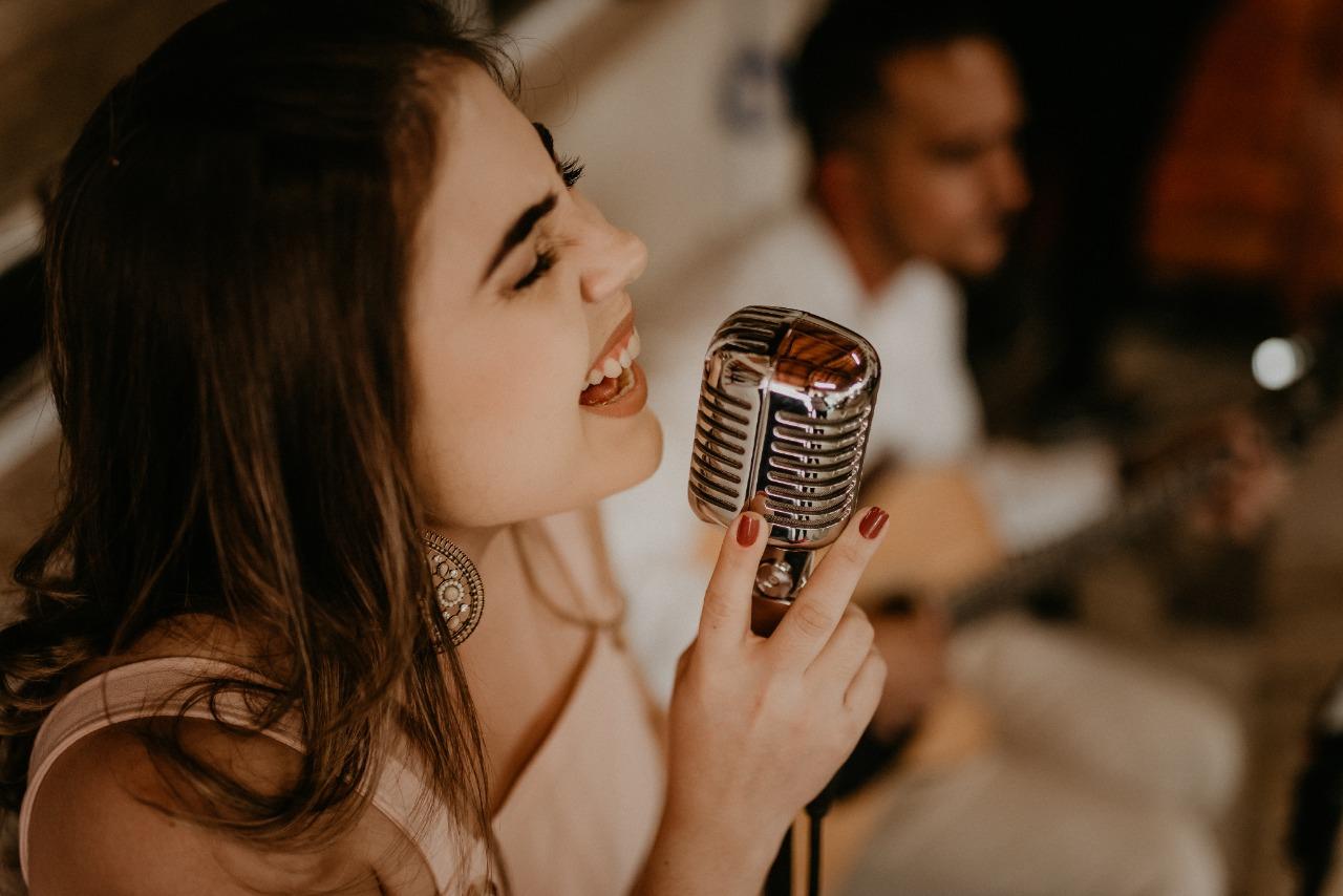 Jéssica Biazotto anima o Recanto Musical do Nosso Clube nesta sexta