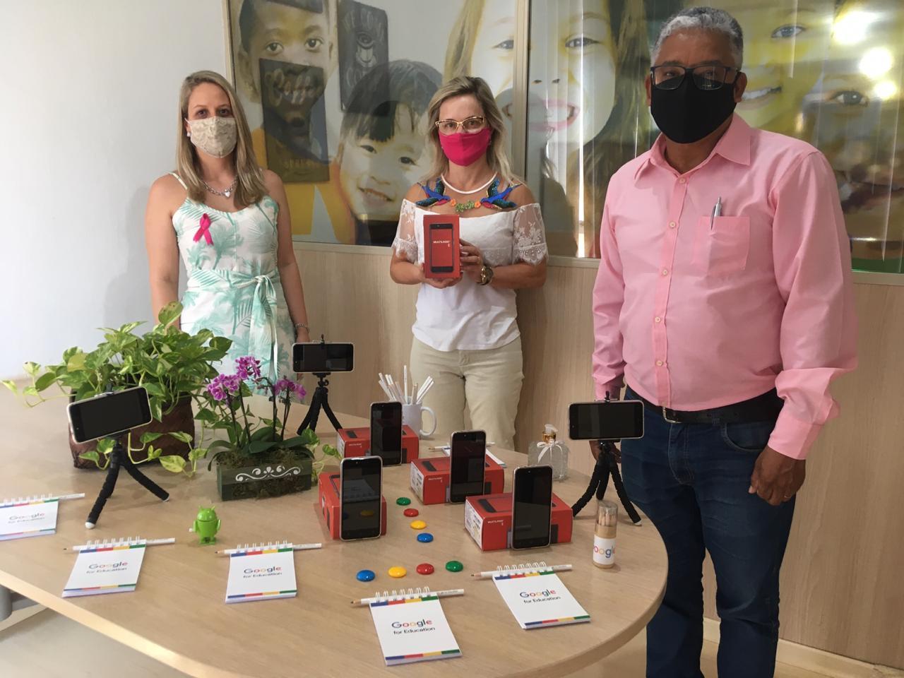 Secretaria de Educação de Cordeirópolis entrega sete smartphones para unidades escolares