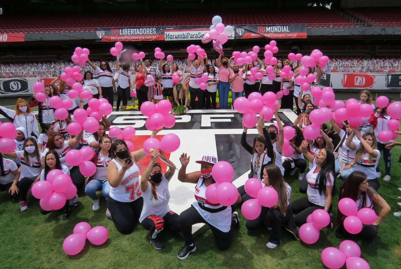 Renata Banhara participa de ação social do Outubro Rosa e da volta olímpica no gramado do Estádio do Morumbi