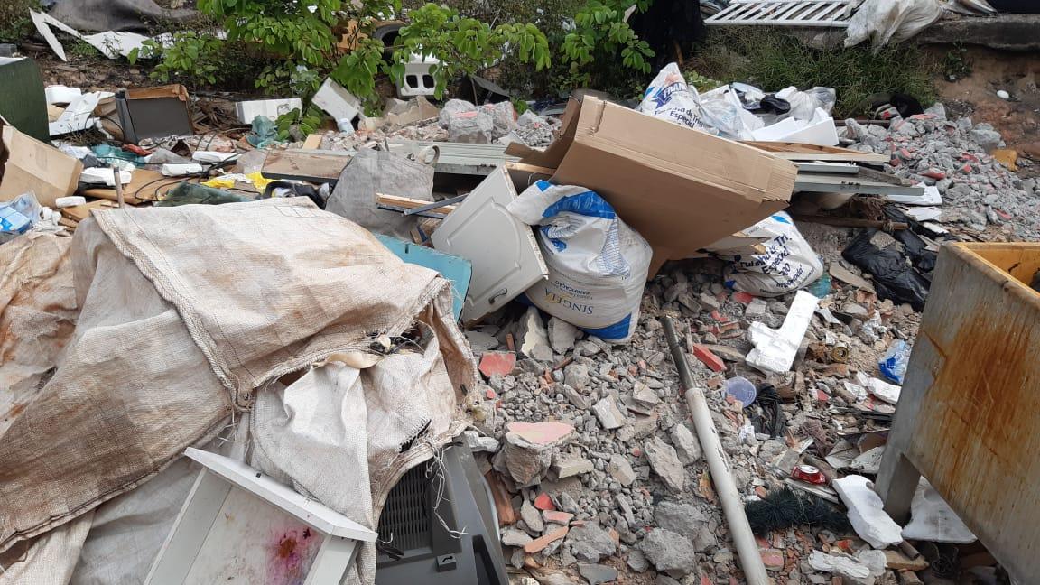 Agentes da prefeitura retiram sete caminhões de entulho de residência em Limeira