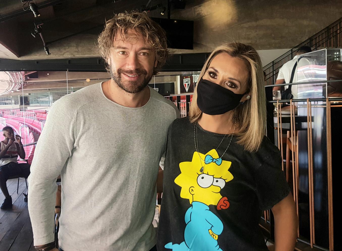Renata Banhara e Diego Lugano participam de ação social Novembro Azul no Estádio do Morumbi