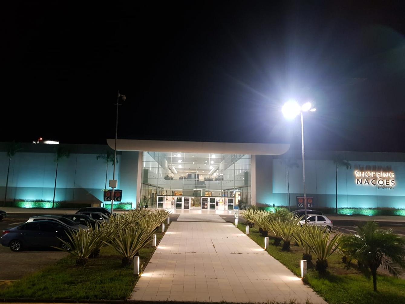 Fachada do Shopping Nações muda de cor no novembro azul