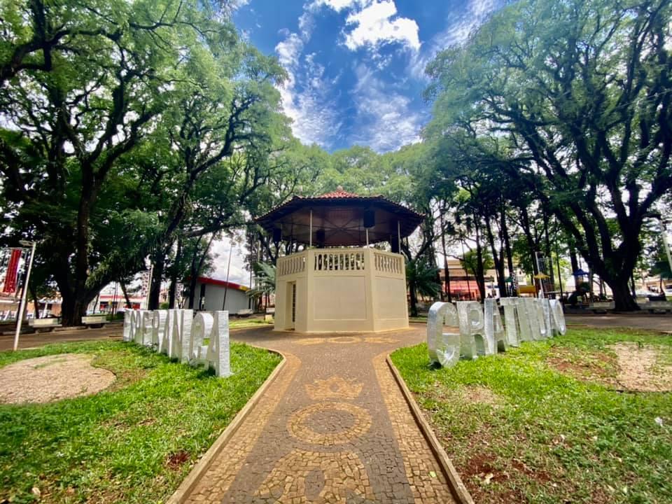 Decoração de natal na praça central de Cordeirópolis