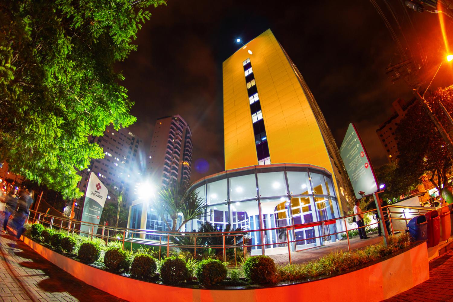 Hospital São Camilo ilumina suas fachadas em apoio ao Dezembro Laranja