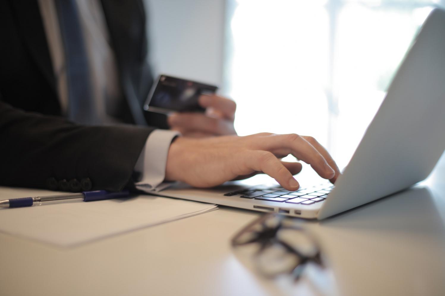 Como identificar as lojas mais confiáveis para comprar no ambiente digital