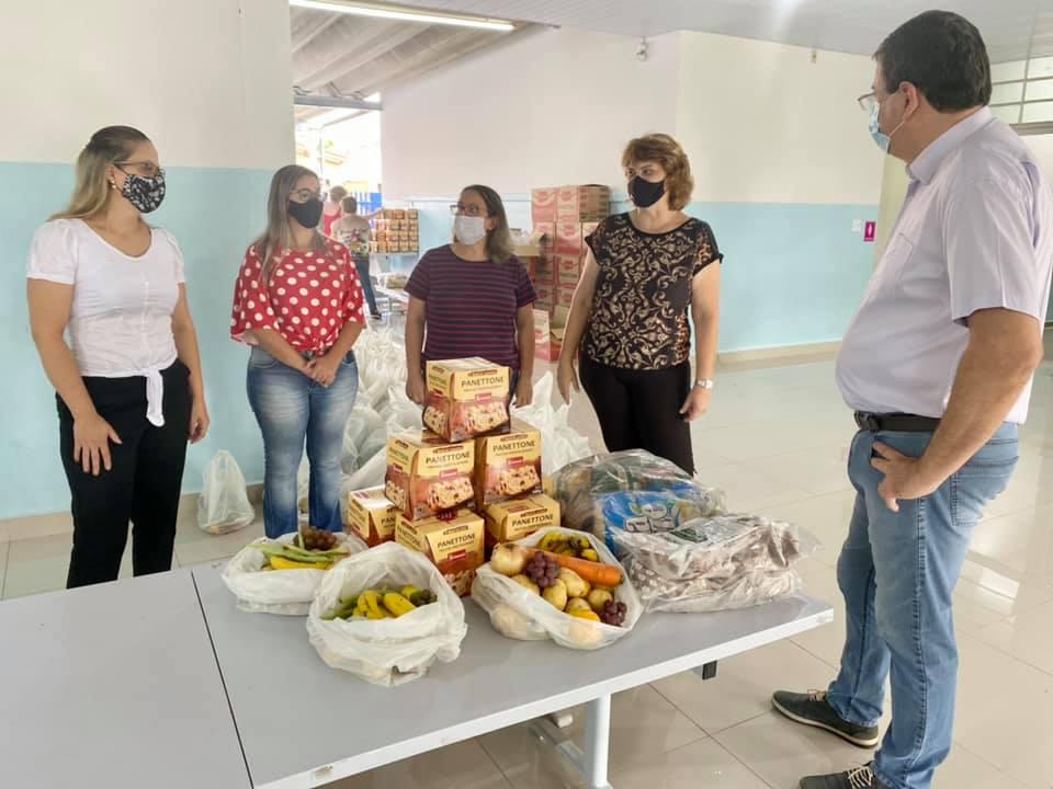 Prefeitura de Cordeirópolis entrega 1.626 cestas básicas de Natal nas escolas da cidade