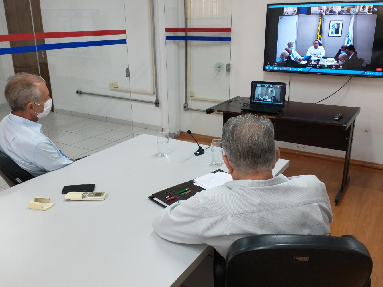 Prefeito, vice e secretário participam de reunião com ministro
