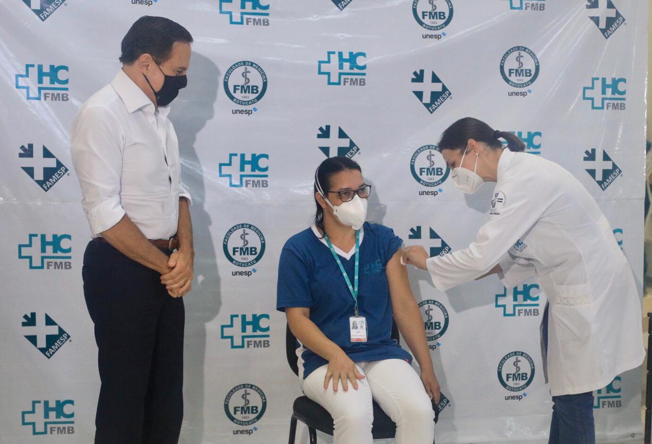 Técnica de Enfermagem da UTI é a primeira vacinada do HC de Botucatu