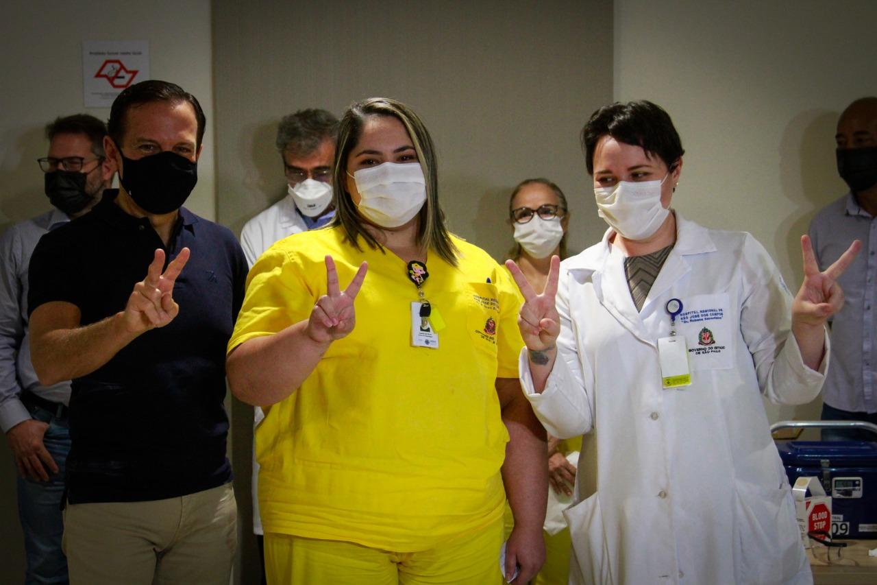 Técnica de Enfermagem comemora aniversário como a primeira vacinada do Hospital Regional de São José dos Campos