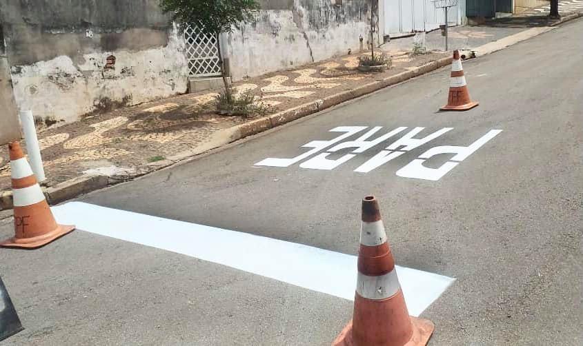 Prefeitura de Cordeirópolis reforça sinalização horizontal na Vila Nova Brasília