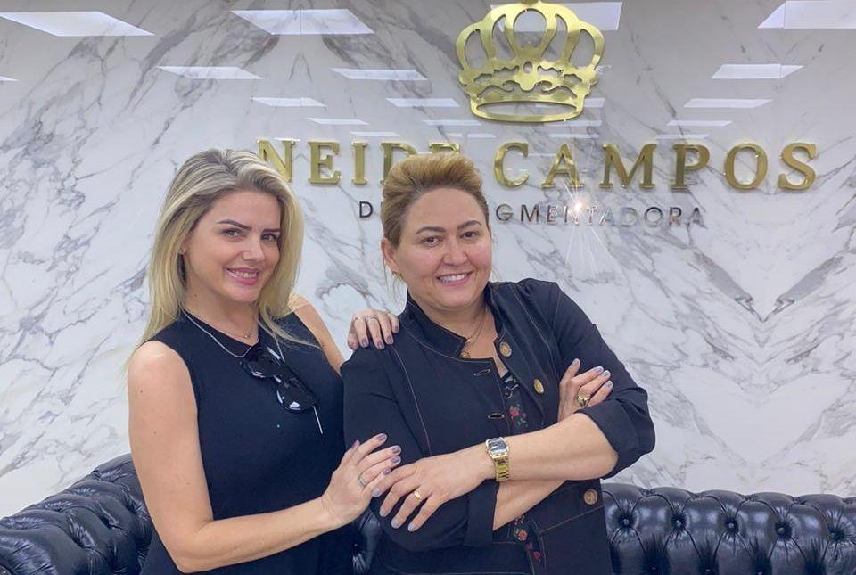 Mari Alexandre inicia a semana repaginando a sobrancelha com a dermopigmentadora dos famosos