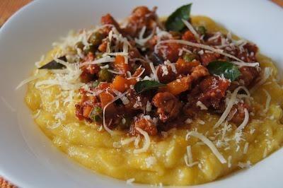 Polenta Cremosa com Ragu de Linguiça