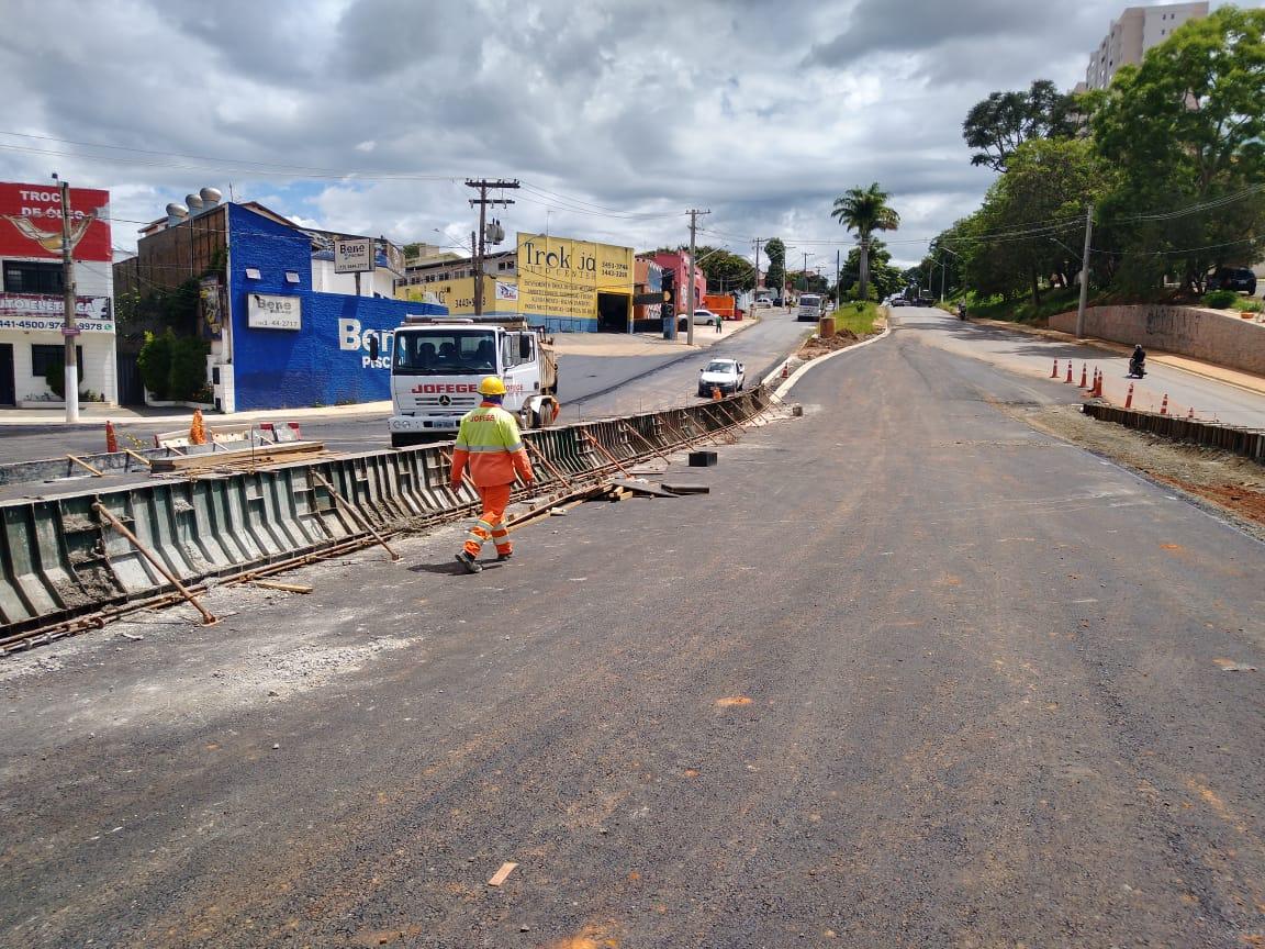 Pavimentação de viaduto em Limeira avança e chega à alça e rampa de acesso
