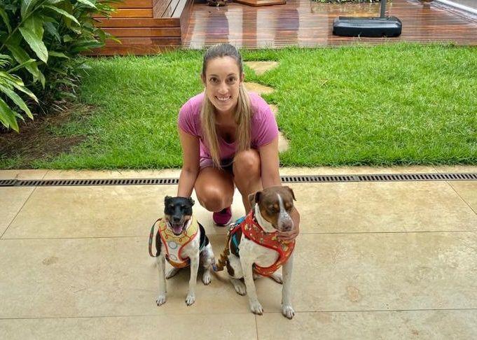 Influencer Carolina Botelho alerta os cuidados com os animais de estimação
