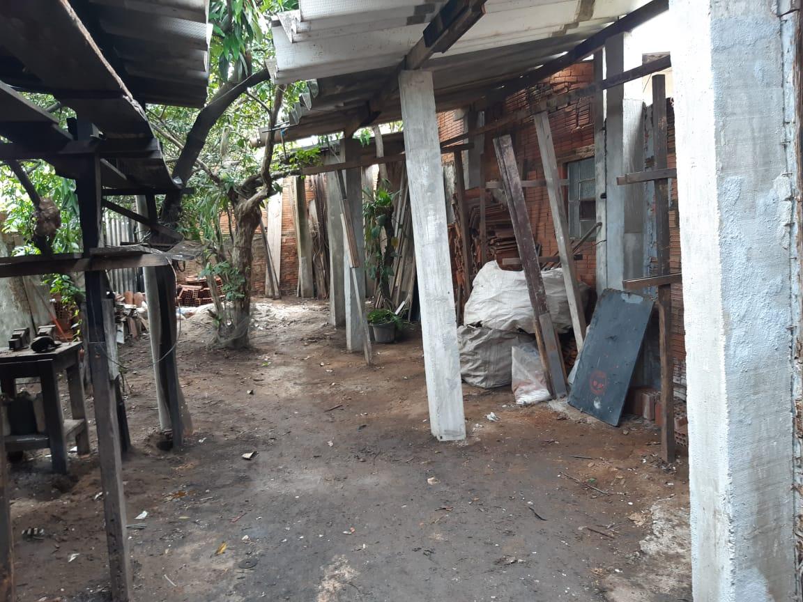 Prefeitura de Limeira retira 8 caminhões de inservíveis de casa na Vila Queiroz