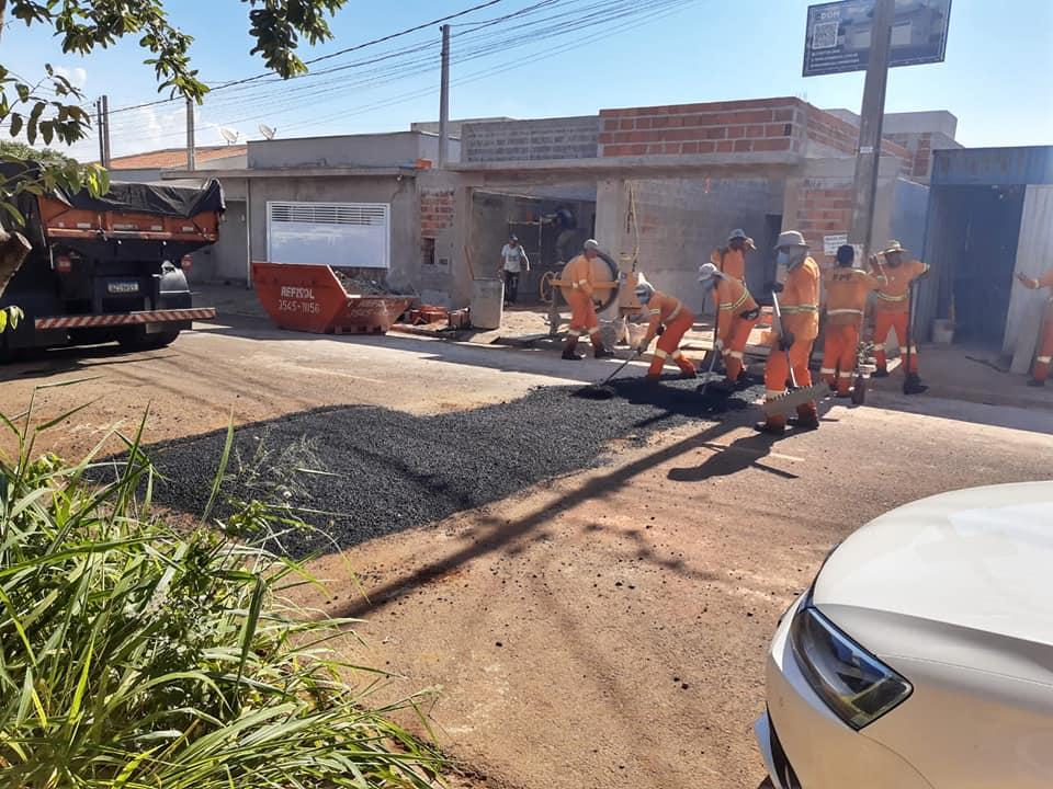 Prefeitura de Cordeirópolis realiza força tarefa para recapeamento do asfalto e tapa-buraco