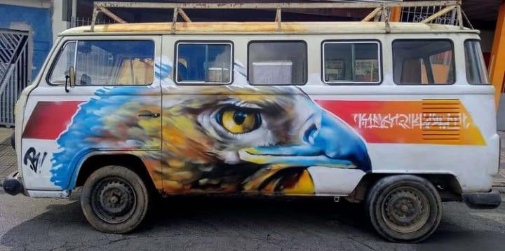 Sem custo algum, artista transforma Kombis em obras de arte