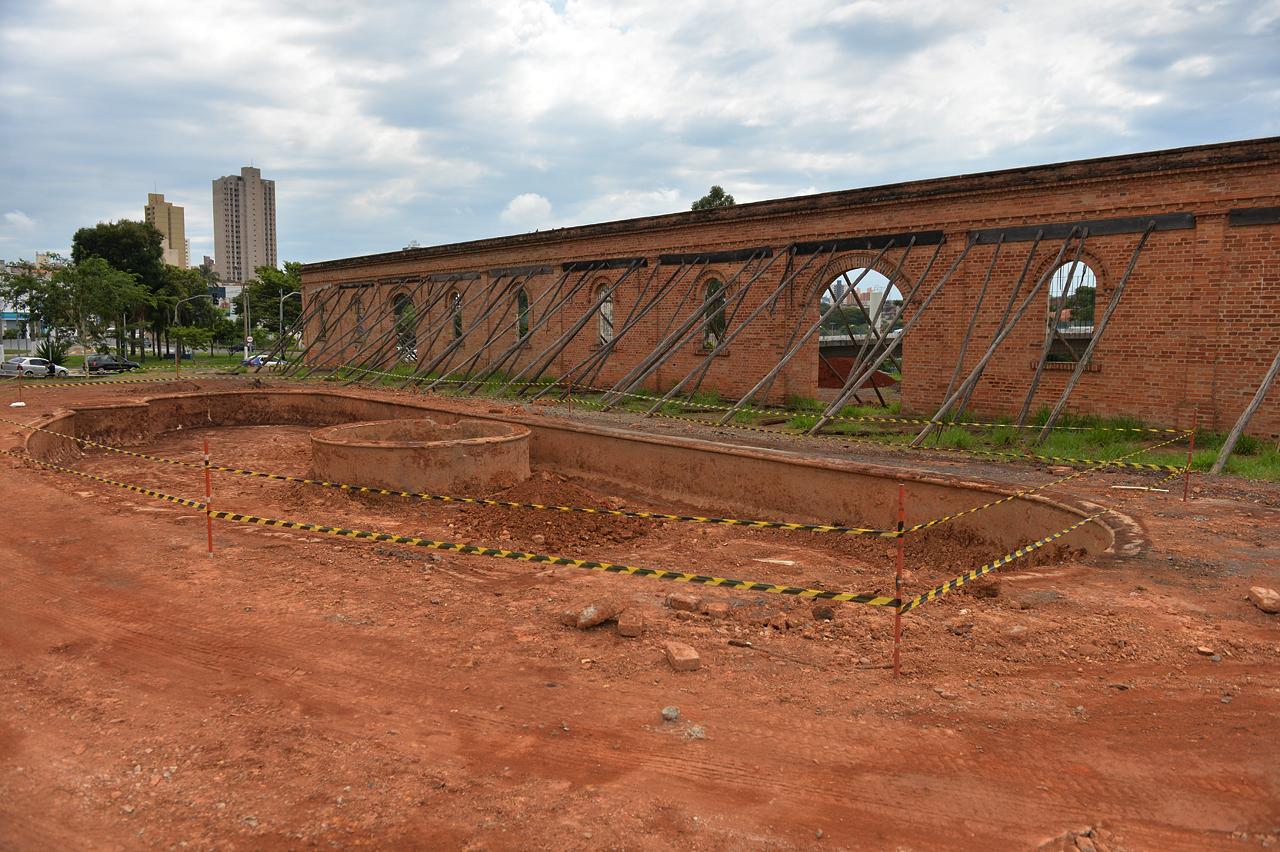 Fonte histórica “escondida” há quase uma década é desenterrada no centro de Limeira