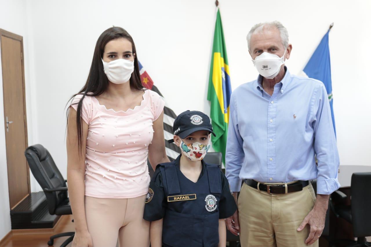 Em Limeira, menino de 9 anos ganha de aniversário farda da GCM