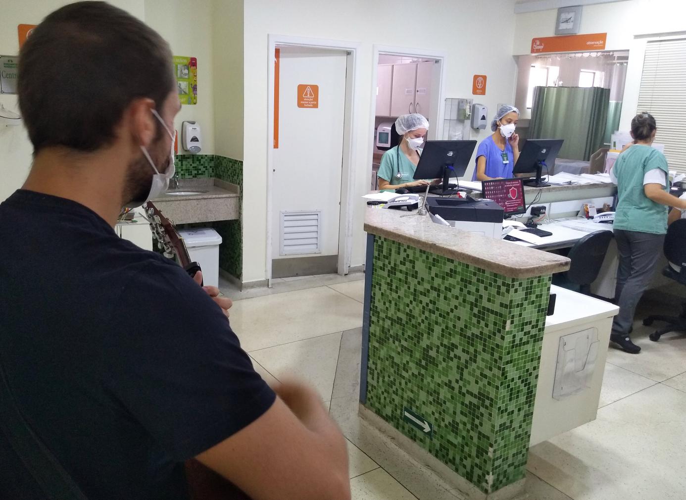 Músico leva mensagens de carinho aos profissionais da saúde