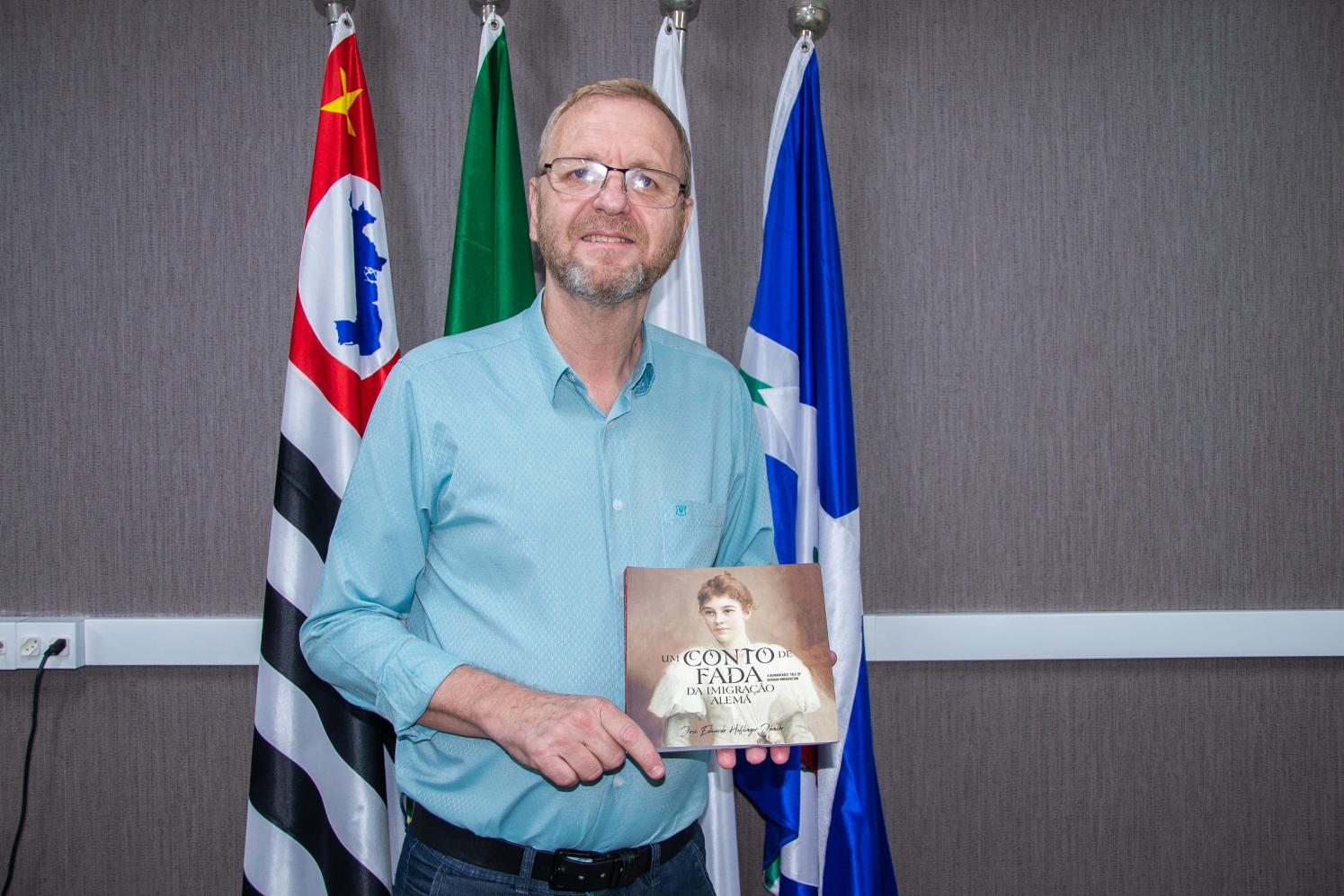 Presidente da Câmara recebe livro de escritor limeirense sobre imigração alemã