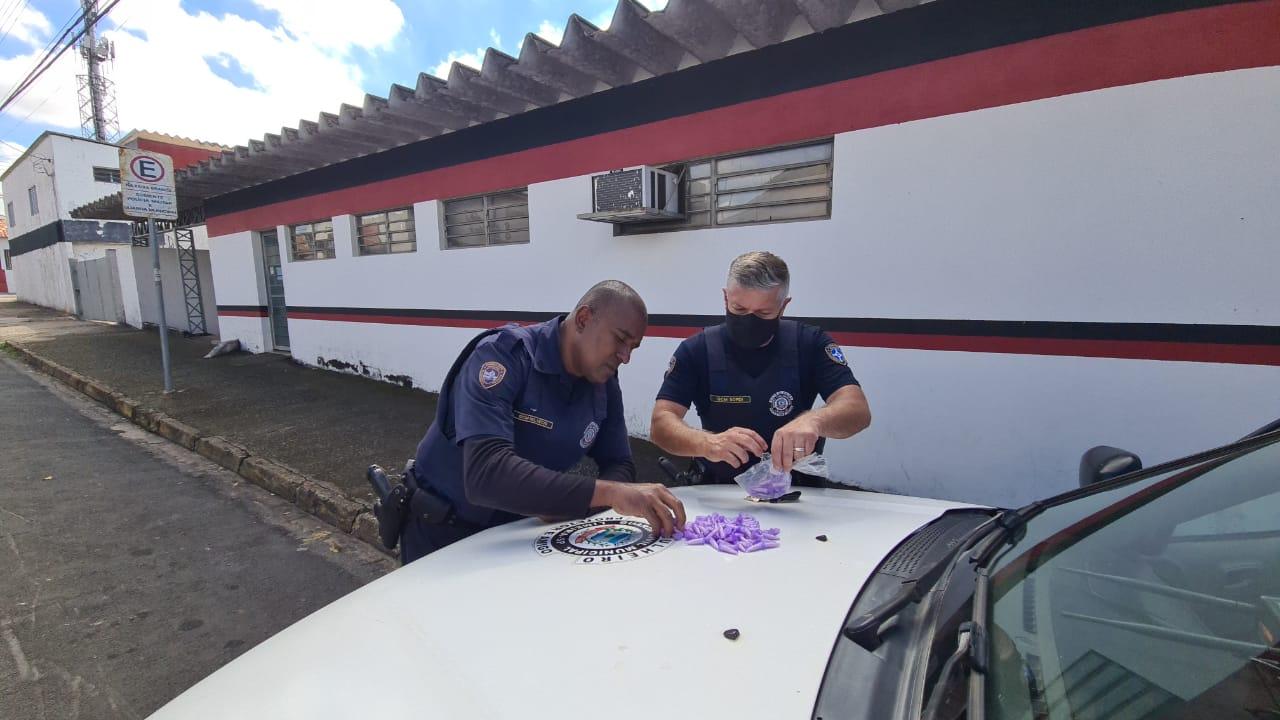 GCM localiza 131 pinos de cocaína, escondidos em cocheira no Jd. Ouro Branco em Limeira