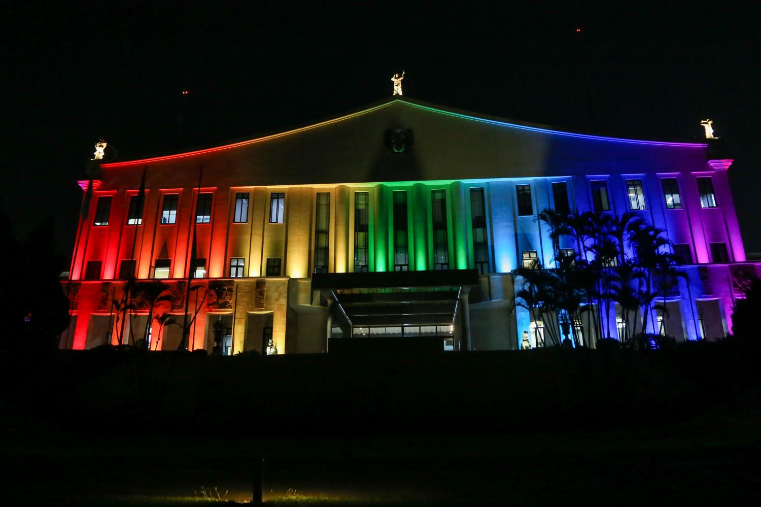 Palácio dos Bandeirantes é iluminado em homenagem aos 10 anos do Dia Estadual de Luta contra a Homofobia