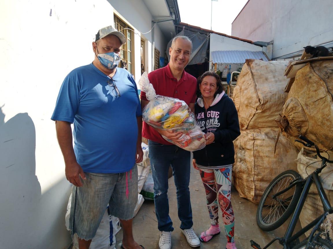 Ind Fm arrecada quase uma tonelada de alimentos em três horas de ação social