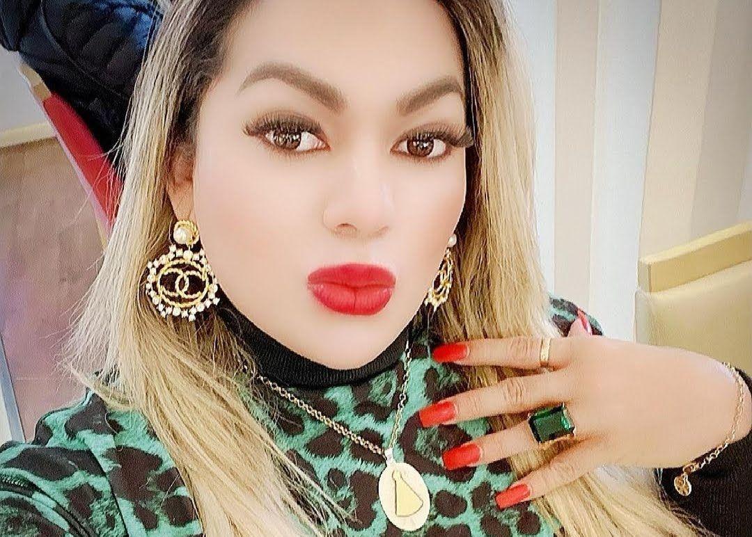 Digital Influencer Rafaela Bellucci, da Dicas de como arrasar com a maquiagem