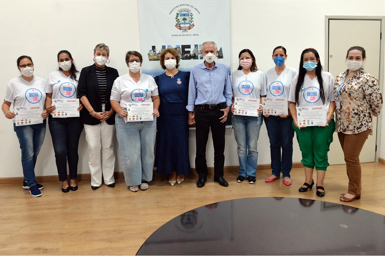 Equipe de vacinação de Limeira recebe certificado de agradecimento da PM