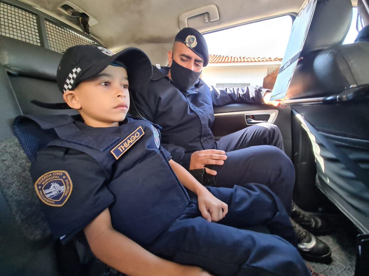 Menino de 7 anos ganha farda da GCM de Limeira