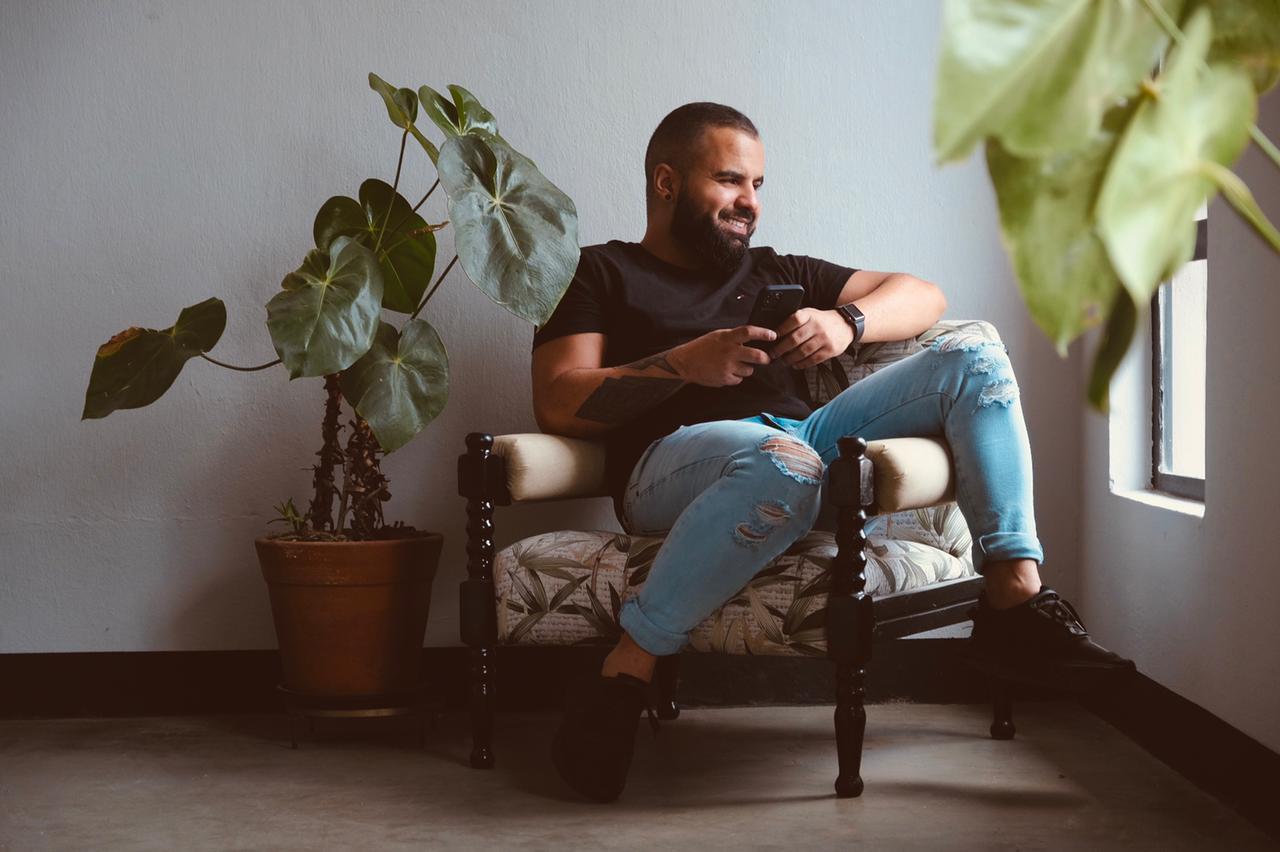 Com humor e risada irreverentes, influencer conquista 1 milhão de seguidores no Instagram