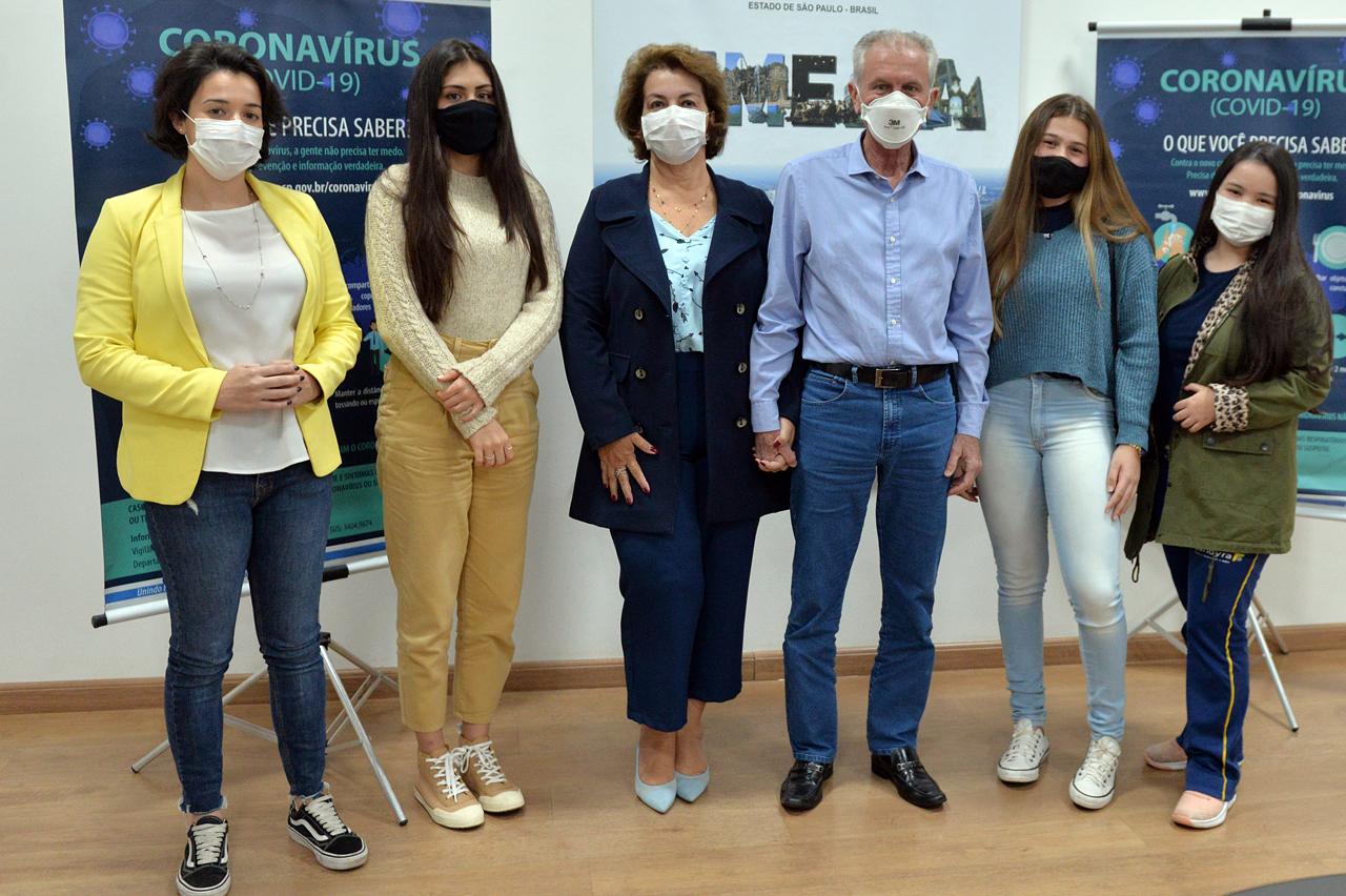 Alunas finalistas de projeto visitam o prefeito e a primeira-dama