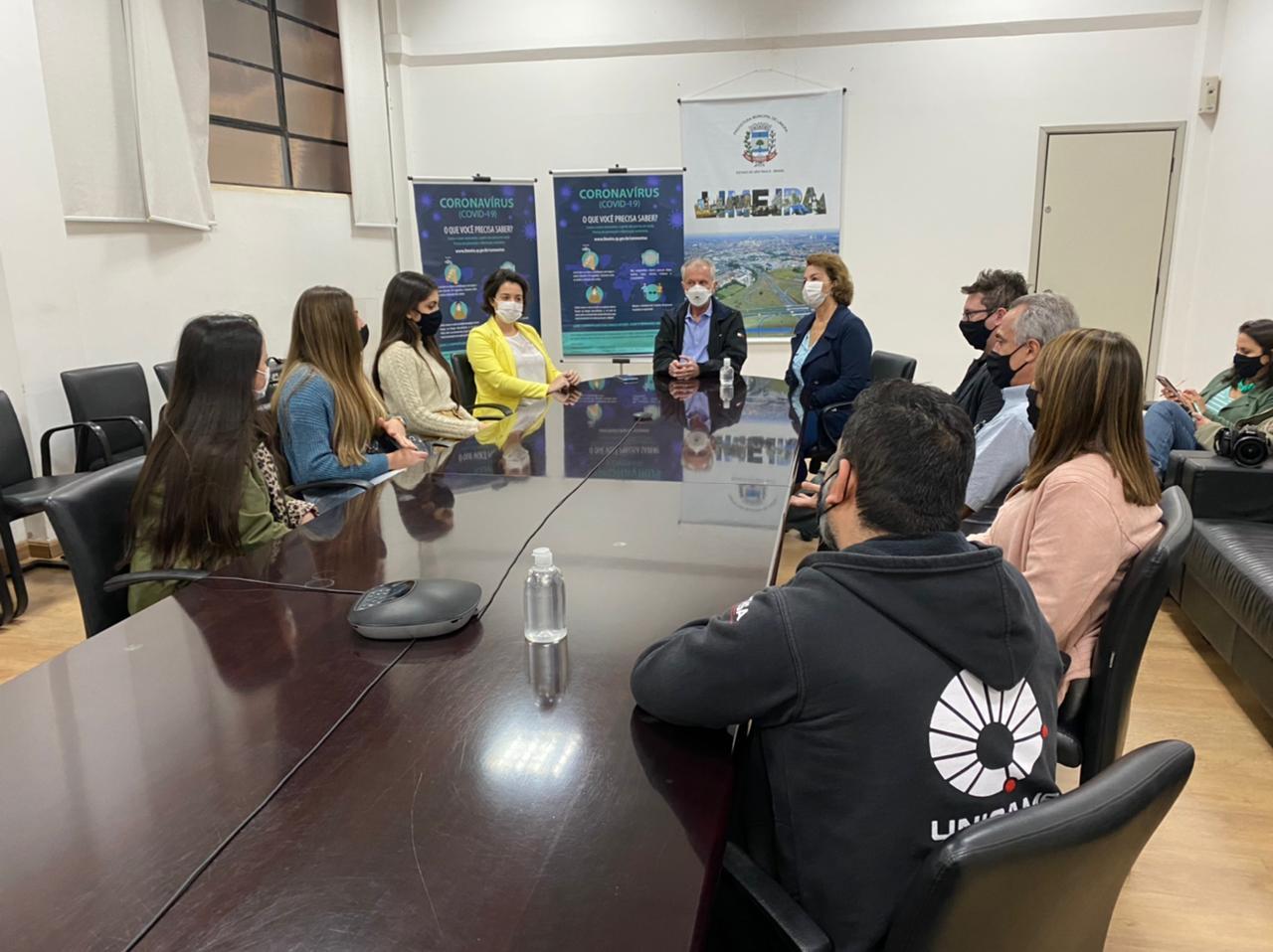 Alunas do Jandyra apresentam projeto “Embaixadoras das Ciências” para o prefeito de Limeira