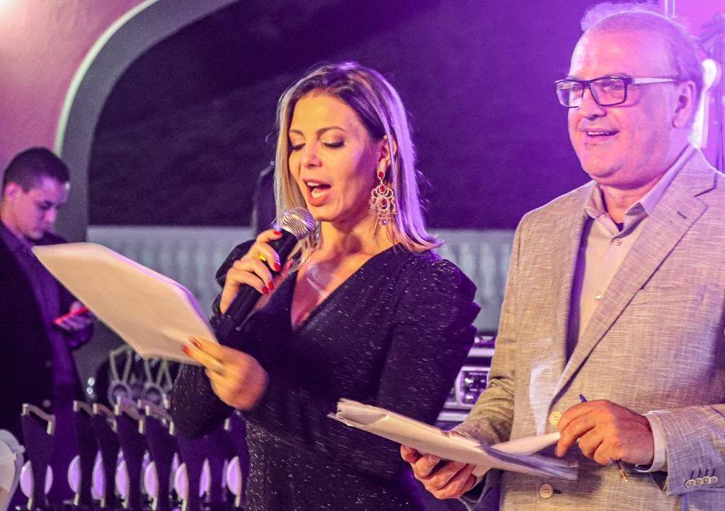 Sheila Mello esbanja beleza e simpatia em premiação de rede de clínicas de emagrecimento e estética em SP