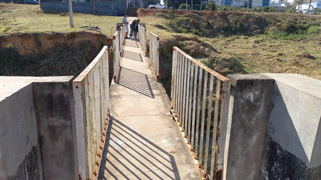 Grades de passarela de acesso ao Cecap são furtadas
