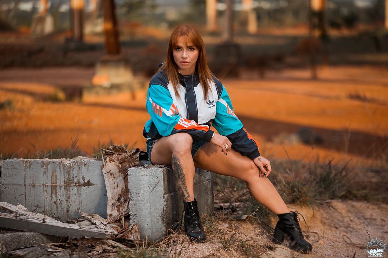 De olho no próximo campeonato, atleta fitness Júlia Menezes realiza novo ensaio fotográfico